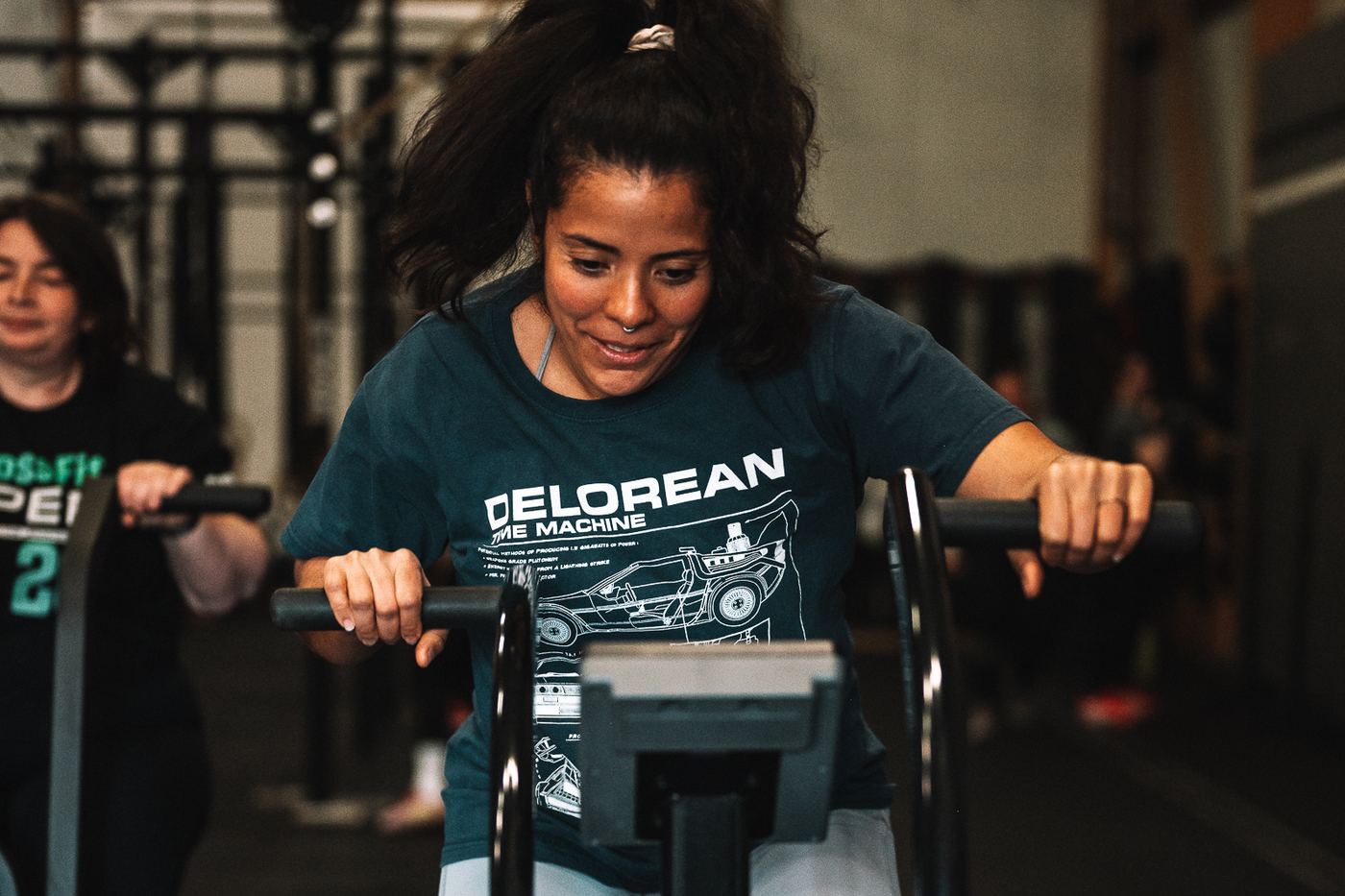 Mitglied trainiert lächelnd am Skierg im CrossFit Elmshorn