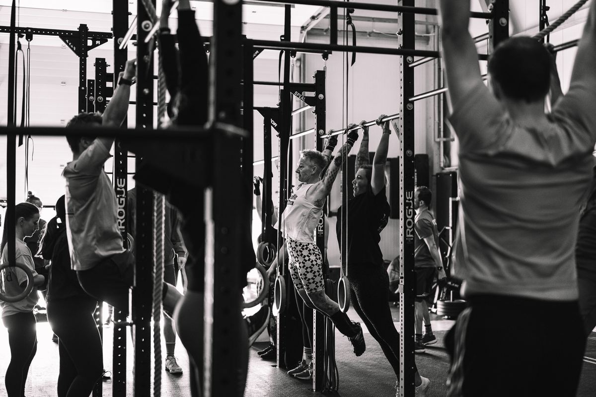 Mitglieder bei Klimmzügen an den Ringen im CrossFit Elmshorn